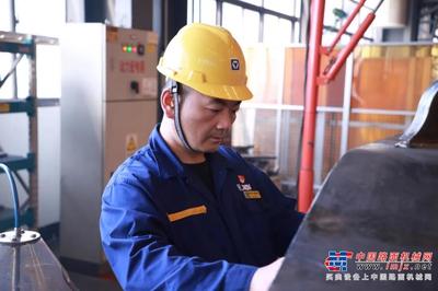 弧光飛舞，匠心閃耀——記徐工礦機焊接領域的“?！比? class=